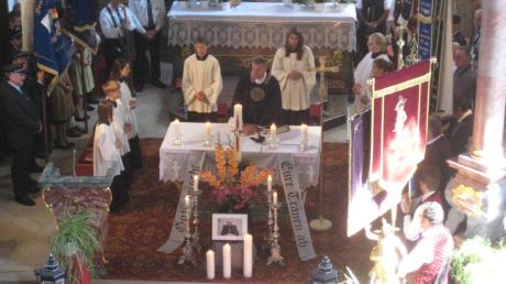 Mit einem Bild am Altar wurde in der Kirche an den verstorbenen Bürgermeister von Todtenweis erinnert.
