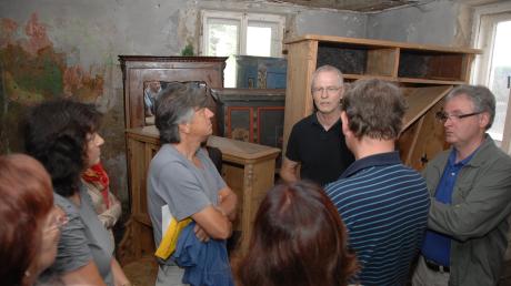 Kreisbaumeister Johannes Neumann erläuterte den Besuchern den baulichen Zustand der alten Mühle in Unterschneitbach. 