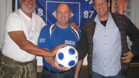 Wolfgang Schäffer, Vorsitzender des HSV-Fanklubs, hatte mit Jimmy Hartwig (links) und Manfred Kastl zwei ehemalige Hamburger Profikicker nach Petersdorf geholt. 
