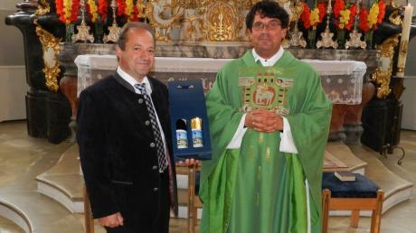Pfarrgemeinderatsvorsitzender Hans Schweizer begrüßte den neuen zusätzlichen Pfarrer Tobias Hiller in St. Leonhard. 
