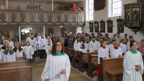 Beim Ministrantentag des Pfarrverbunds Altomünster zogen am Sonntag in Sielenbach die etwa 100 Ministranten in die Pfarrkirche ein. 
