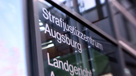 Eine Lehrerin verklagte vor dem Augsburger Amtsgericht eine Zwölfjährige verklagt, weil sie ein Stein auf ihr Auto geworfen hatte.