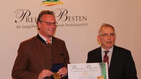 Ausgezeichnet wurde die Schlossbrauerei Unterbaar. Der DLG-Preis der Besten in Gold wurde in Stuttgart an Brauereichef Franz Freiherr Groß von Trockau (links) überreicht. 

