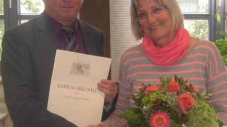 Karin Schwemmer ist seit 25 Jahren bei der Gemeinde Rehling im Dienst. Zu diesem Jubiläum gratulierte Bürgermeister Alfred Rappel. 
