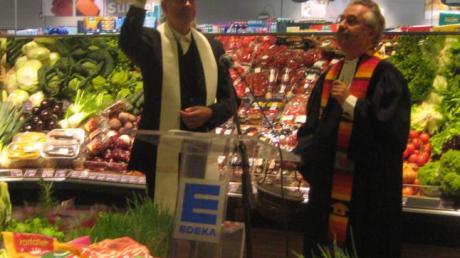Erntedank in der Gemüseabteilung: Der katholische Pfarrer Alfred Nawa (links) und der evangelische Pfarrer Markus Maiwald segneten den neuen Edeka-Einkaufsmarkt in Aindling. 
