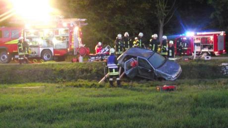 Als ob ein echter Unfall passiert ist: Dieses Bild bot sich den Einsatzkräften der Feuerwehr bei einem Übungsalarm in Ebenried. 
