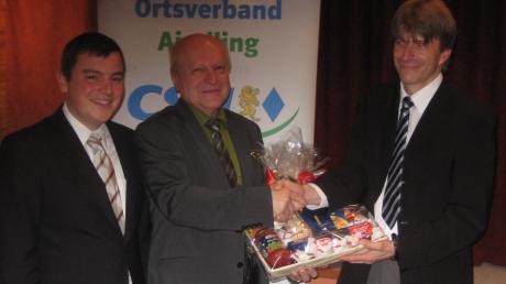Amtsinhaber Tomas Zinnecker wurde in Aindling einstimmig wieder als Bürgermeisterkandidat nominiert. Es gratulierten Marc Sturm (links) und Walter Pasker (rechts). 