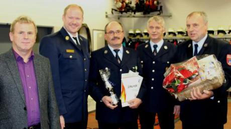 Nach 25 Jahren als Gerätewart wurde Georg Stöckl (Mitte) von Bürgermeister Alfred Rappel und Kreisbrandrat Ben Bockemühl (von links) sowie vom Feuerwehrvorsitzenden Vitus Sturm (rechts) und Kommandant Josef Fehrer geehrt. 
