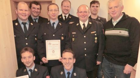 Klaus Meidinger im Kreis der Feuerwehrler: der Vorsitzende (vorne rechts) hätte sich als Bürgermeisterkandidat für die Haunswieser Liste zur Verfügung gestellt.