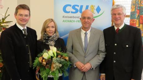 Landtagsabgeordneter Peter Tomaschko (links) und Landrat Christian Knauer (rechts) beglückwünschten Klaus Metzger und dessen Frau Birgit zur Wahl als Landratskandidat der CSU Aichach-Friedberg.