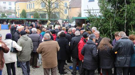 Gut besucht war schon bei der Eröffnung der Rehlinger Advent auf dem Rathausplatz, eine Gemeinschaftsaktion mit sozialem Hintergrund. 
