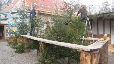 Im Affinger Schlosshof herrscht reger Betrieb. Die Stände werden für den Weihnachtsmarkt hergerichtet. 