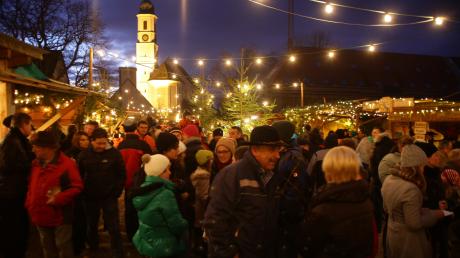Seinen ganz besonderen Reiz entfaltet der Affinger Weihnachtsmarkt, wenn es dunkel wird, wie dieses Bild vom gestrigen Sonntag zeigt. 