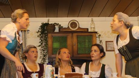 „Mei Frau bin ich“ spielt die Todtenweiser Landjugend, hier die Frauenrunde (von links) Sabrina Specht (Cornelia), Gabriele Hartl (Margit), Jasmin Haberl (Mannequin Inga), Sonja Brandmayr (Bärbel und auch Georg Lämmerer) und Anna Ettinger (Margarete ihre Mutter). 
