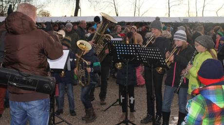 Die Musikschule Kutscher und einige junge Nachwuchsmusiker spielten auf dem Sielenbacher Christkindlmarkt.  
