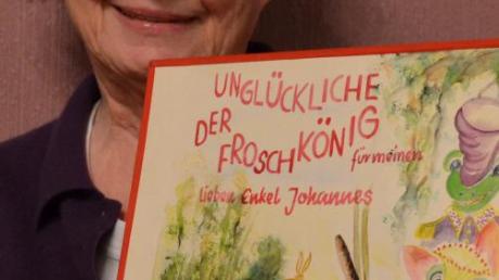 Elfriede Loy hat nicht nur den Text des Märchens geschrieben, sondern in ihrem eigenen Buch auch passende Bilder dazu gemalt.  
Foto: Sascha Geldermann