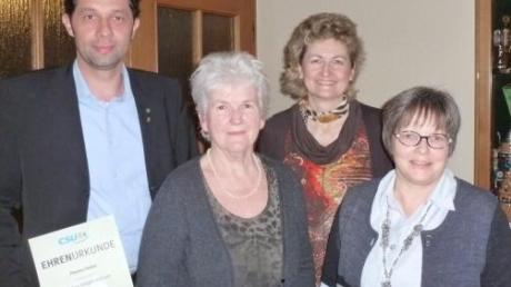 Thomas Felbier erhielt für 15 Jahre Mitgliedschaft im CSU-Ortsverband Pöttmes den silbernen Löwen. Sissi Veit-Wiedemann (Zweiter von rechts) begrüßte die beiden neuen Mitglieder Gerda Steib und Ursula Tscherne. 

