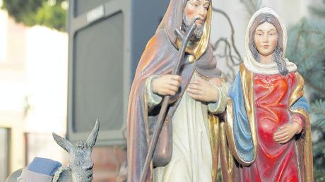Auf kaiserlichen Befehl macht sich die schwangere Maria mit ihren Ehemann Josef auf nach Bethlehem. So ist die Szene in der Krippe in der Pfarrkirche Hollenbach dargestellt.
