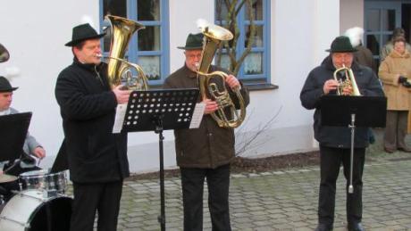 Mit mehreren Musikstücken überraschte die Blaskapelle die Rehlinger nach dem Jahresschlussgottesdienst. 
