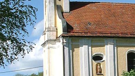 Die Kirche St. Wolfgang zwischen Unterach und Sand leidet unter dem Schwerlastverkehr. Möglicherweise sind die Erschütterungen die Ursache für die immer größer werdenden Risse im Kirchenschiff. 
