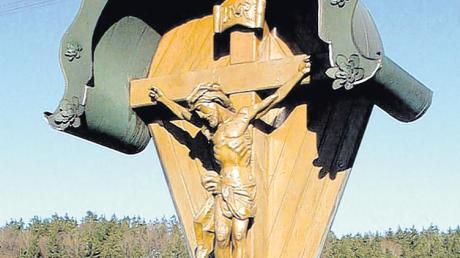 Unbekannte haben die Jesusfigur von dem Feldkreuz zwischen Unterach und Gamling gerissen. Das Kreuz ist seit Jahrzehnten im Besitz der Familie Jung.