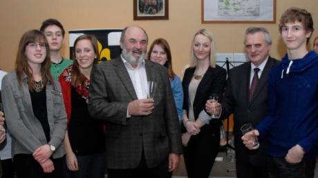 Bürgermeister Martin Echter (3. v. r.) hatte zum Neujahrsempfang der Gemeinde auch alle Jugendlichen eingeladen, die 2013 ihren 18. Geburtstag gefeiert haben. Links Vize Franz Moser und Bildmitte Kreisrat Sepp Bichler. 