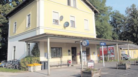 Der Dasinger Bahnhof steht zum Verkauf. Die Gemeinde hat keinen Bedarf für das etwa 150 Jahre alte Gebäude, das sanierungsbedürftig ist.