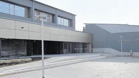 Die Michael-Sommer-Mittelschule in Schrobenhausen ist wegen Überwachungskameras, die auf dem Schulgelände installiert sind, in die Kritik geraten. 