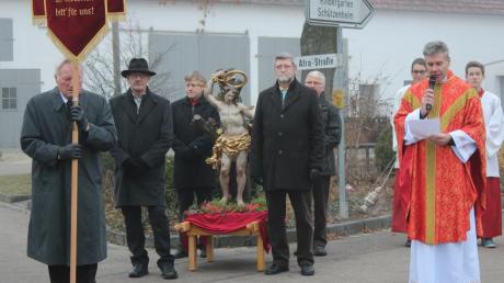 Die große Sebastiansfigur wurde bei der Prozession von den Mitgliedern der Todtenweiser Kirchenverwaltung getragen. 
