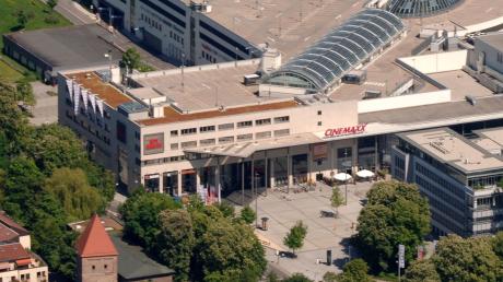 Vor der City-Galerie in Augsburg haben zwei Männer eine Gruppe Schüler attackiert.