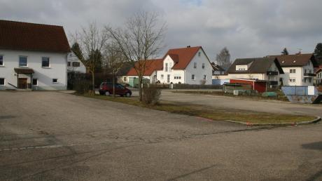 Der Platz vor dem Sportheim in Sielenbach soll mit knapp 40 Parkplätzen sowie einem Behindertenparkplatz ausgebaut werden. 
