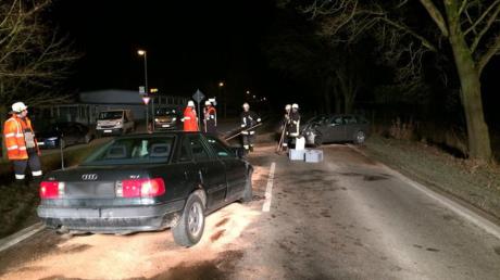 Auf der Augsburger Straße in Aichach sind am Donnerstagabend drei Fahrzeuge kollidiert. Zwei Menschen wurden dabei verletzt. 