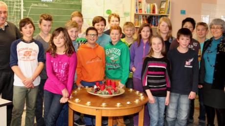 Die sechste Klasse an der Mittelschule in Hollenbach hat sich den Umweltschutz auf die Fahnen geschrieben. Das freut Bürgermeister Hans Riß. 
