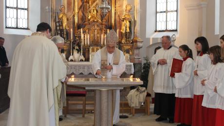 Pfarrer Max Bauer (links, von hinten zu sehen), Pater Dominikus Kirchmaier und Weihbischof Grünwald beim Entzünden des Weihrauchs auf dem Altar.
