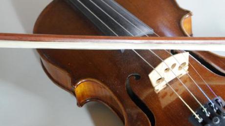 In Affing lernten die Grundschüler unter anderem Besonderheiten einer Geige kennen.  
