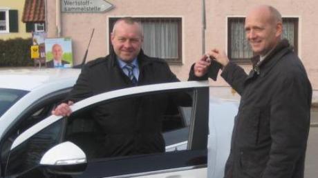 Ulrich Endraß (rechts), Kommunalbetreuer bei den LEW, übergab die Schlüssel für die zwei Autos an Konrad Carl, den stellvertretenden Bürgermeister von Todtenweis. 