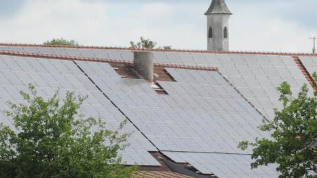 Es gibt in Sielenbach Windräder, Freiflächen-Photovoltaikanlagen und Fernwärme, aber auch viele  Photovoltaikanlagen auf den Dächern. Die Gemeinde produziert über zehnmal mehr Strom, als sie selbst verbraucht.
