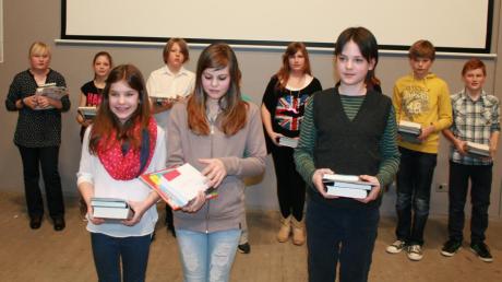 Sie nahmen am Landkreisentscheid des Vorlesewettbewerbs teil, vorne die drei Sieger: (von links) Hannah Leopold, Madeleine Richter, Luis Klein.