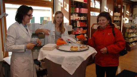 Als Dankeschön für Kunden gab es in der Wittelsbacher Apotheke in Aichach zum Jubiläum frische Krapfen. Es servieren Gabi Fläxl (links) und Tanja Moser. 