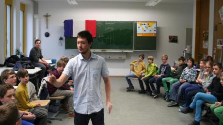 Jérémy Bourdeaux-Dumoulin wirbt bei den Schülern der Klasse 6c der Staatlichen Realschule Affing-Bergen für die französische Sprache. 