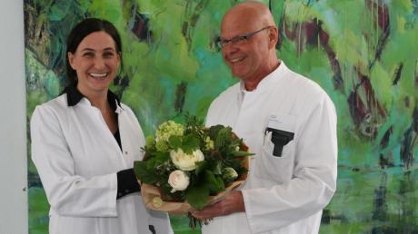 Dr. Elisabeth Menzinger ist Leiterin der Schmerzambulanz in den Kliniken an der Paar. Ärztlicher Direktor Lothar Goedecke begrüßte sie gestern mit einem Blumenstrauß. 
