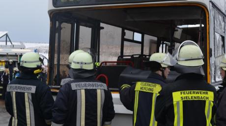 Bei einer gemeinsamen Übung mit anderen Feuerwehren simulierten die Sielenbacher einen Busunfall – ein Höhepunkt im Jahr 2013. 