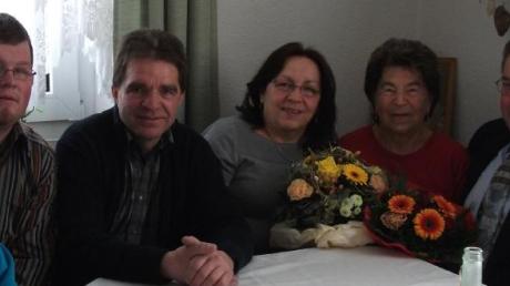 Sie gratulierten Franziska Falke (3.v.r.) zum 80. Geburtstag: (von links) die Enkel Manuel und Jürgen Wawretzka, Sohn Karl Falke, Tochter Hildegard Rott, Vizebürgermeister Rudolf Kraus und Enkelin Carina Falke. 
