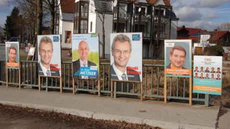 Auf den Wahlplakaten strahlen die drei Affinger Bürgermeisterkandidaten um die Wette, doch der Affinger Wahlkampf ist offenbar kein Zuckerschlecken. 