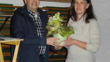 Zum Abschied bekam Petra Siegmund, Vorsitzende des Gartenbauvereins Todtenweis, ein Blumengesteck von ihrem Stellvertreter Martin Brugger überreicht. 
