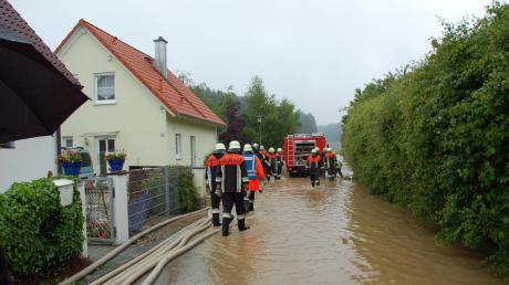 Die Ortsfeuerwehren hatten bei den Überschwemmungen im Juni 2013 im Allenberger Wiesenweg alle Hände voll zu tun. 

