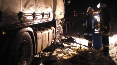 Bei Unfällen auf der Autobahn, wie hier die Havarie eines Lastwagens, rückt regelmäßig die Adelzhausener Feuerwehr aus. 
