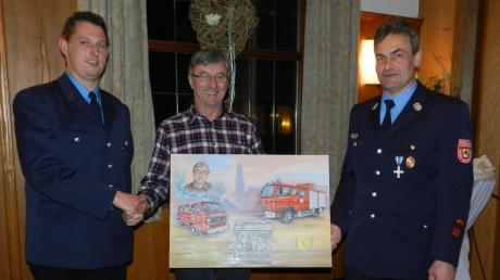 Manfred Metzger wurde nach 48 Jahren aus dem aktiven Dienst der Feuerwehr verabschiedet: (von links) Vorsitzender Thomas Heilgemeir, Manfred Metzger, Kommandant Richard Hartmann. 
