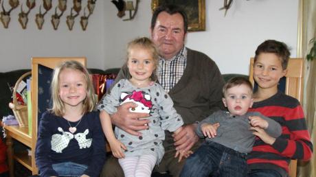 Vier der insgesamt sieben Enkelkinder gratulierten dem Opa Michael Jakob (Mitte) zu seinem 75. Geburtstag, von links Amelie, Hannah, Raphael und Paul. 
