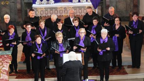 Ein außergewöhnliches Passionssingen bot die Singrunde Todtenweis in der Kirche. 
